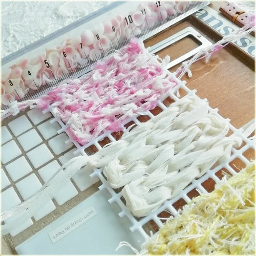 引き揃え糸： Lady Lilly 1玉26g テープヤーン 光沢リボンヤーン 引き