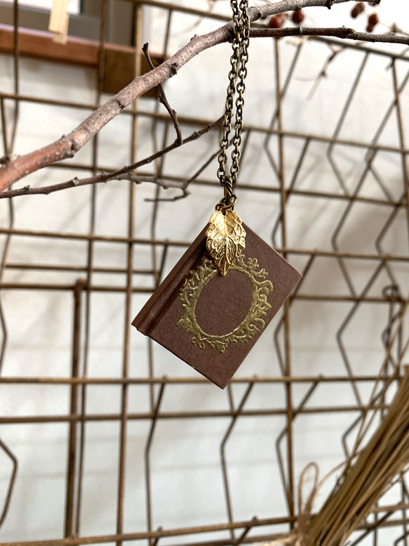 【豆本】Book Pendant【ブックペンダント】葉っぱチャーム・チェーンモデル 1枚目の画像