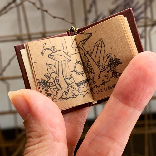 豆本】Book Pendant【ブックペンダント】葉っぱチャーム・コードモデル  