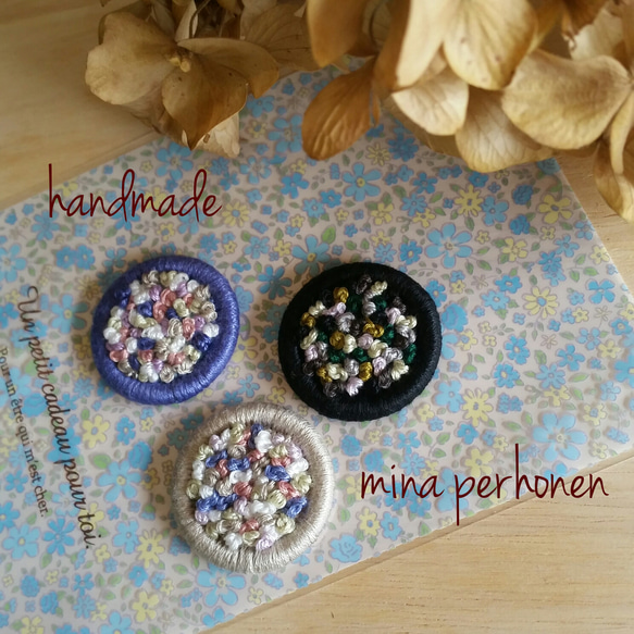 ☆人気再販☆コロンと小さなブーケブローチ「a」 1枚目の画像