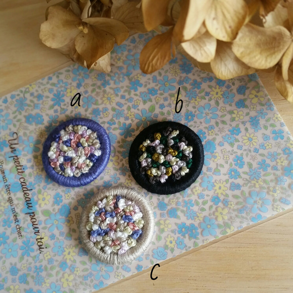 ☆人気再販☆コロンと小さなブーケブローチ「a」 2枚目の画像