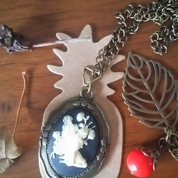 クリスマスツリーの妖精のロングネックレス 1枚目の画像