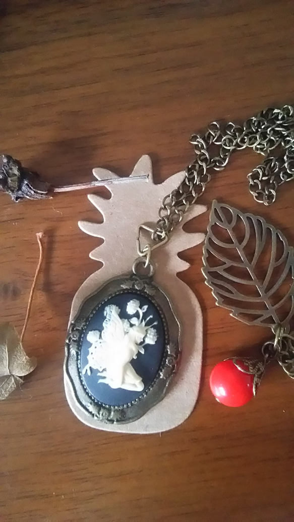 クリスマスツリーの妖精のロングネックレス 1枚目の画像