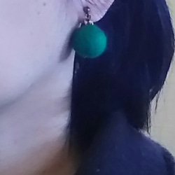 セール☆ひつじの毛で作った緑色のまるいイヤリング 3枚目の画像