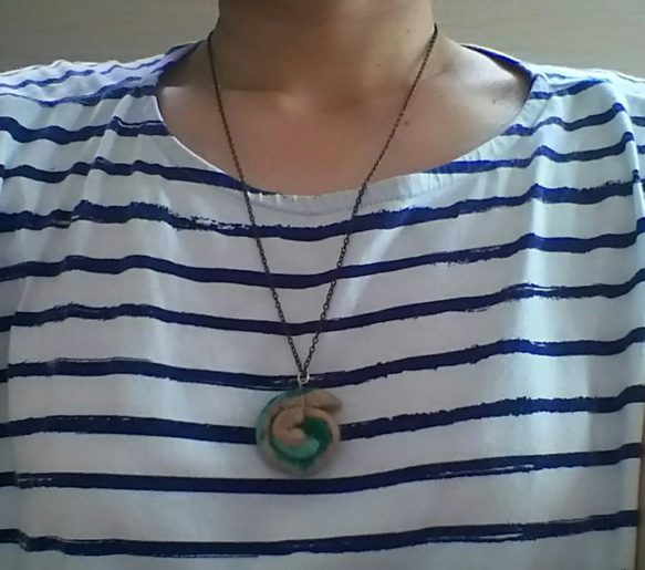 アンモナイトの殻みたいなネックレス(緑) 1枚目の画像