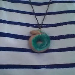 アンモナイトの殻みたいなネックレス(緑) 2枚目の画像