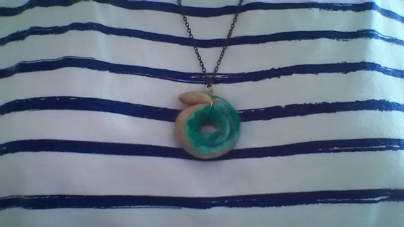 アンモナイトの殻みたいなネックレス(緑) 2枚目の画像