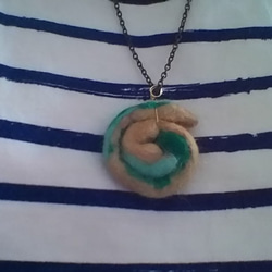 アンモナイトの殻みたいなネックレス(緑) 3枚目の画像