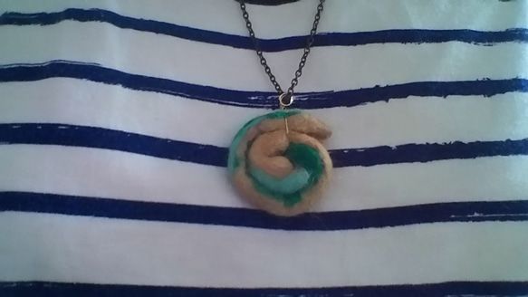 アンモナイトの殻みたいなネックレス(緑) 3枚目の画像