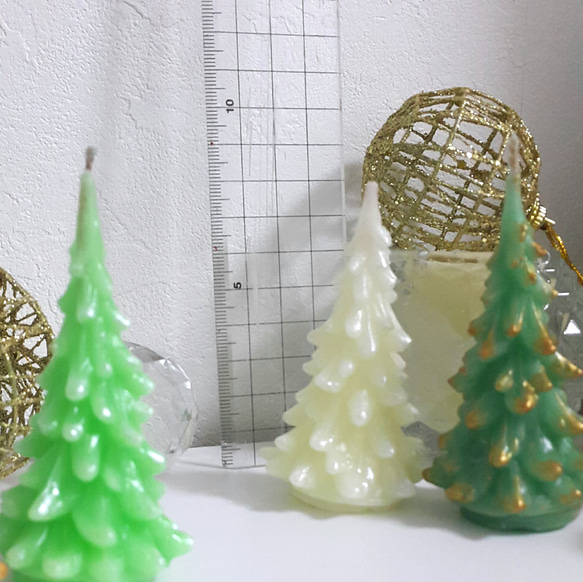クリスマスツリーの蜜蝋キャンドル(２個) 2枚目の画像