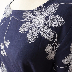 【受注製作】綿ワンピース ロング モノクロ 花柄の刺繍 2枚目の画像