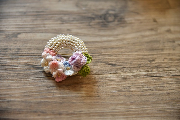 【受注製作】かぎ針編み花パールのアクセサリ・ブローチ 2枚目の画像