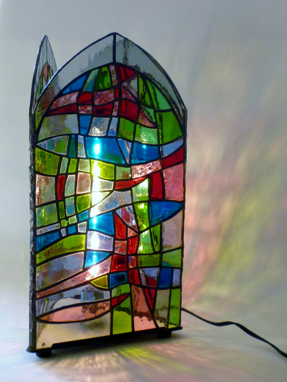 ステンドグラス　教会の窓模様ランプ 2枚目の画像
