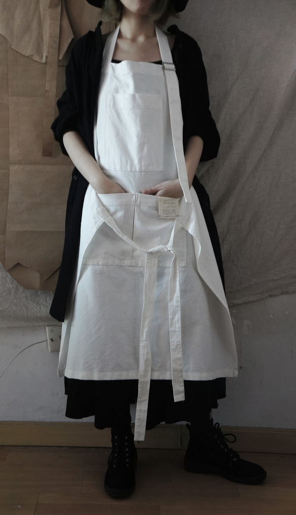 #302 classic work apron（ WHITE ）厚帆布設計圍裙 第3張的照片