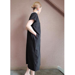 RATA ❤️ 紫外線屏蔽率 90% ❤️ 觸感涼爽 ❤️ 適合成人的優質黑色連衣裙 ❤️ 可選長度 ❤️ 大廓形 第3張的照片