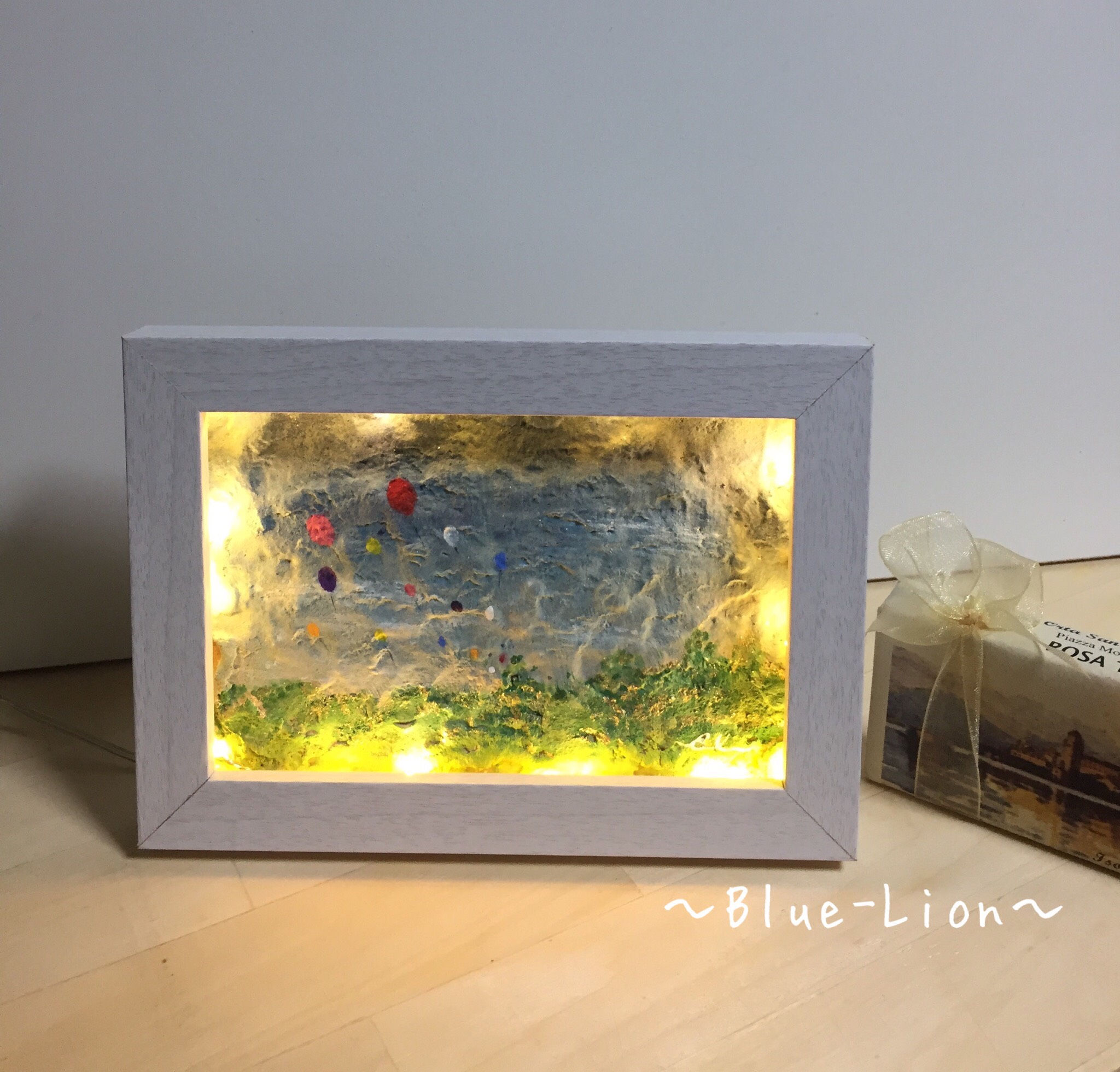 【ライト付き額入り原画】紙粘土に絵を描いてみた 空と風船 絵画
