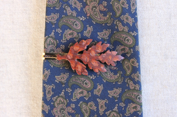 ドングリの葉っぱ木製ネクタイピン 7枚目の画像