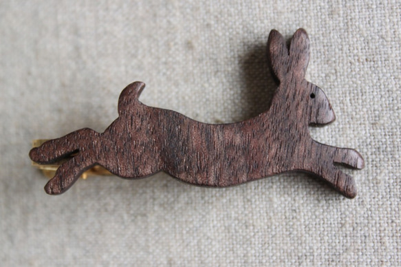 ウサギ木製ネクタイピン 1枚目の画像
