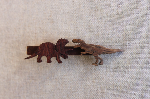 恐竜木製ネクタイピン 2枚目の画像
