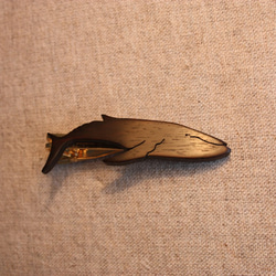 クジラ木製ネクタイピン 2枚目の画像