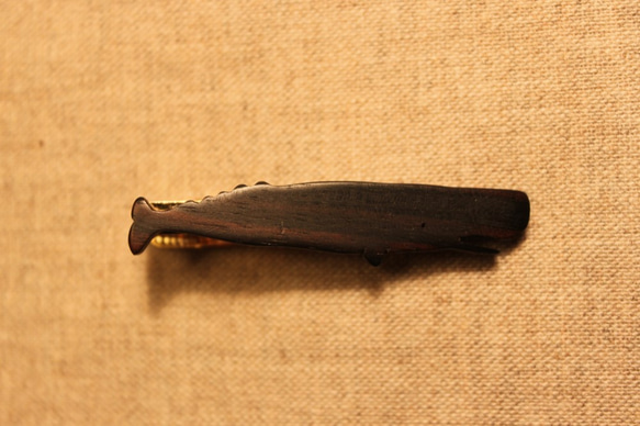 クジラ木製ネクタイピン 2枚目の画像