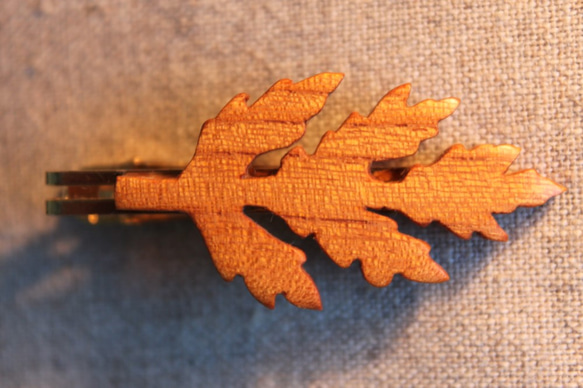 ドングリの葉っぱ木製ネクタイピン 1枚目の画像