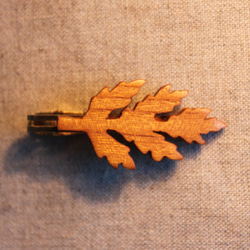 ドングリの葉っぱ木製ネクタイピン 2枚目の画像