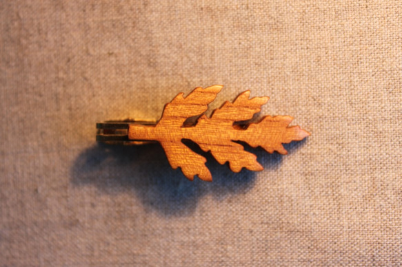 ドングリの葉っぱ木製ネクタイピン 2枚目の画像