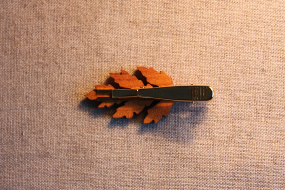 ドングリの葉っぱ木製ネクタイピン 4枚目の画像