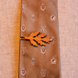 ドングリの葉っぱ木製ネクタイピン 5枚目の画像