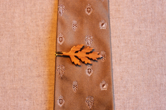 ドングリの葉っぱ木製ネクタイピン 5枚目の画像