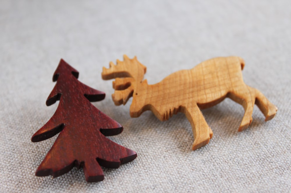 クリスマス木製ペアブローチ 2枚目の画像