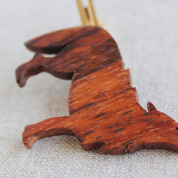オオカミ木製ネクタイピン 3枚目の画像