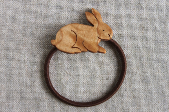 ウサギ木製ヘアゴム 1枚目の画像