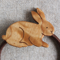 ウサギ木製ヘアゴム 2枚目の画像
