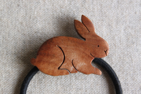 ウサギ木製ヘアゴム 2枚目の画像