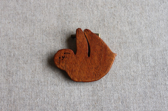 ナマケモノ木製ブローチ 2枚目の画像