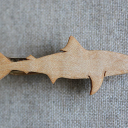ホオジロザメ木製ネクタイピン 1枚目の画像