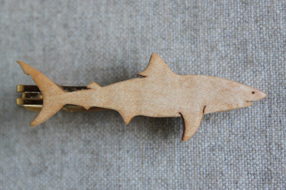 ホオジロザメ木製ネクタイピン 1枚目の画像