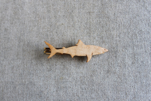 ホオジロザメ木製ネクタイピン 3枚目の画像