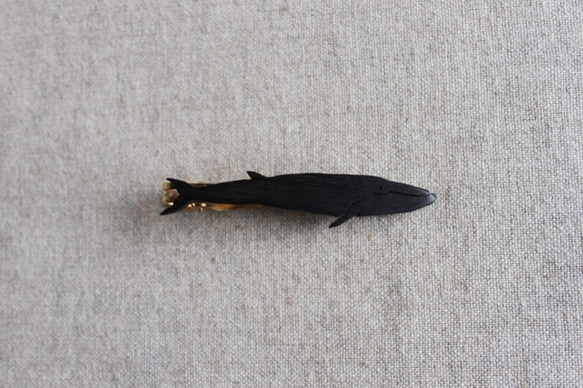 シロナガスクジラ木製ネクタイピン 2枚目の画像