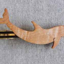 イルカ木製ネクタイピン 1枚目の画像