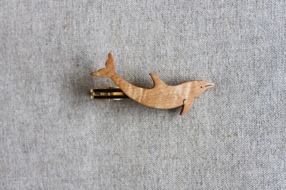 イルカ木製ネクタイピン 2枚目の画像