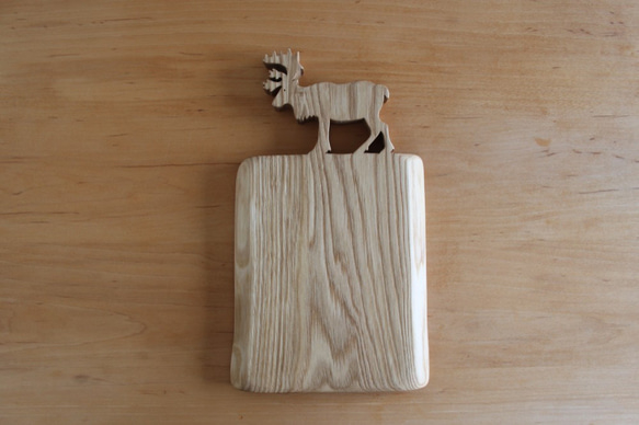 トナカイ木製カッティングボード 1枚目の画像