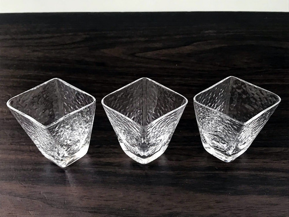 クリスタルガラスの菱形カップ（3点セット） 1枚目の画像
