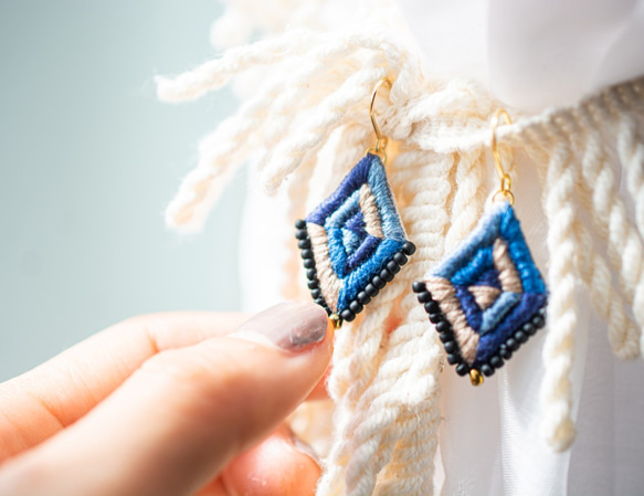 刺繍耳飾り✺”オリエンタルラグ”ブルー«イヤリング・ピアス選択» 1枚目の画像