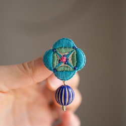 《特集掲載》刺繍耳飾り✺ANTIQUE oriental type ／ターコイズブルー 5枚目の画像