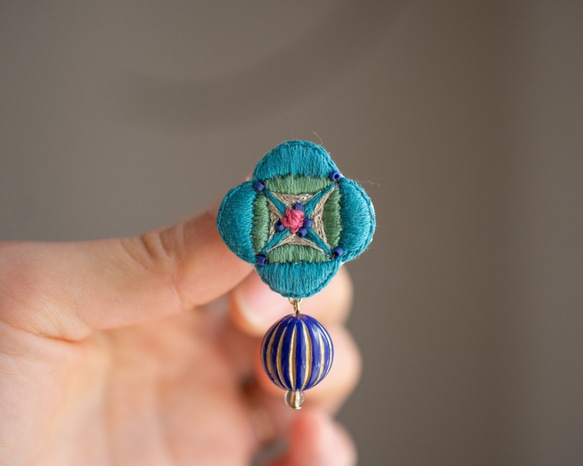 《特集掲載》刺繍耳飾り✺ANTIQUE oriental type ／ターコイズブルー 5枚目の画像