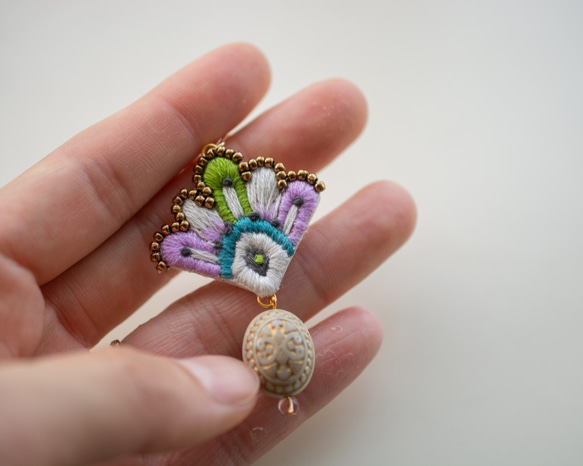 [特集掲載]刺繍耳飾り✺"peacock”　《ピアス・イヤリング選択》 5枚目の画像