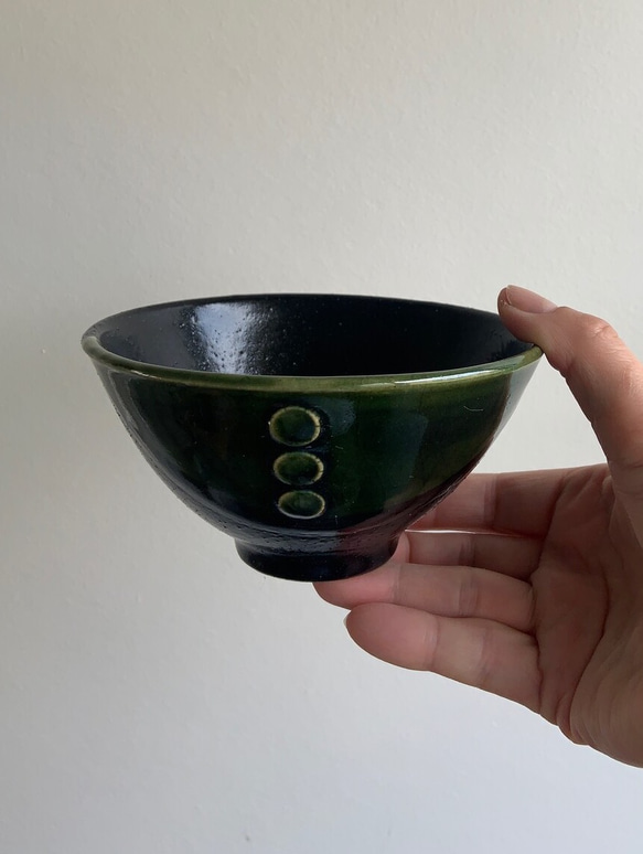 《送料無料 》織部ボタン付き 大・小ペア茶碗（２個セット） 3枚目の画像